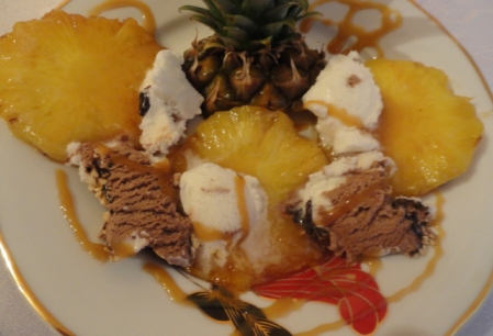 Reteta zilei: Ananas caramelizat cu inghetata